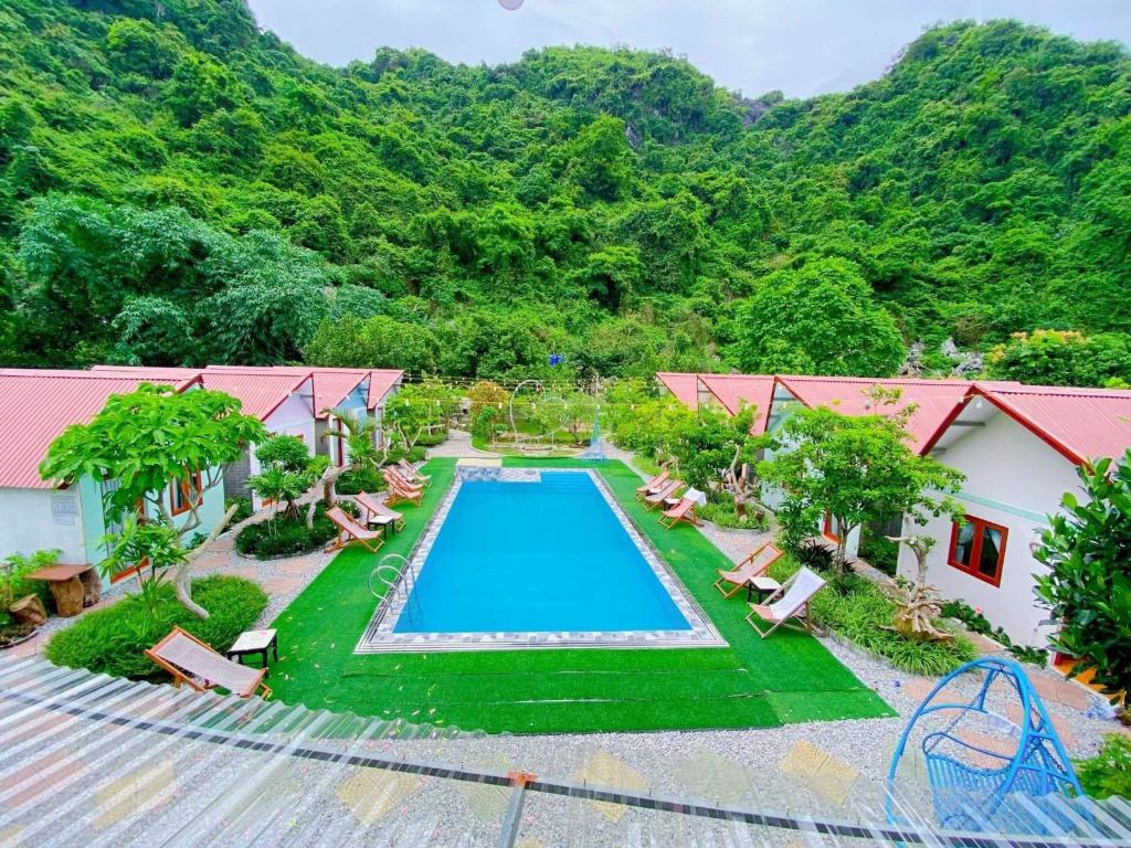 吉婆島的住宿－Cat Ba Park Homestay，享有带游泳池的度假村的空中景致