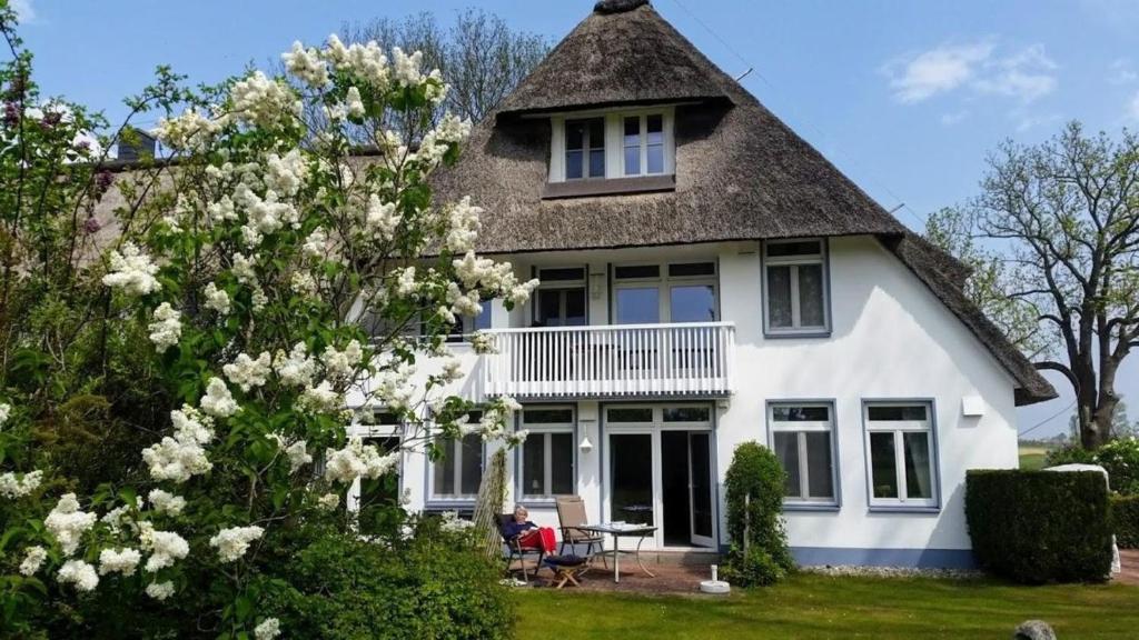 a white house with a thatched roof at Ferienwohnung A2 im Landhaus am Haff in Stolpe auf Usedom