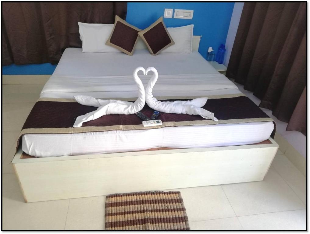 Postel nebo postele na pokoji v ubytování Railview inn Bhubaneswar