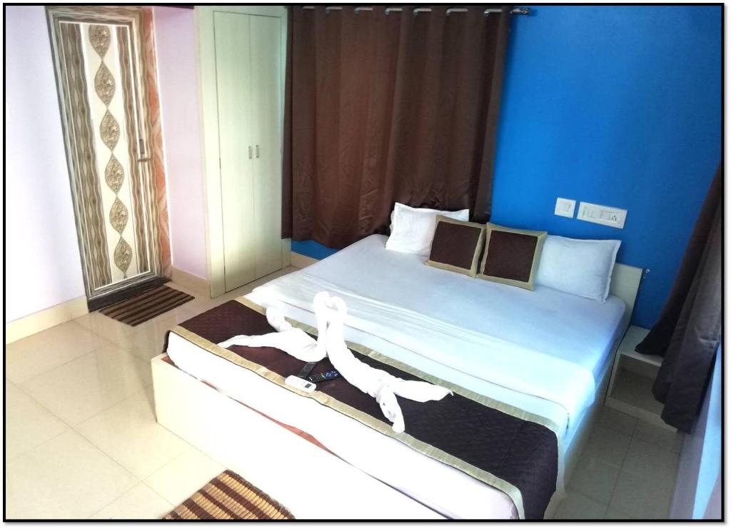 Postel nebo postele na pokoji v ubytování Railview inn Bhubaneswar