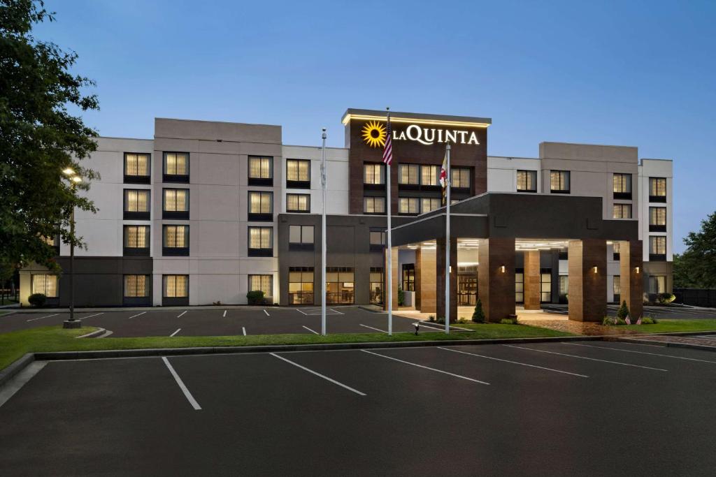 an exterior view of a hotel with a parking lot at La Quinta by Wyndham Newark - Elkton in Elkton