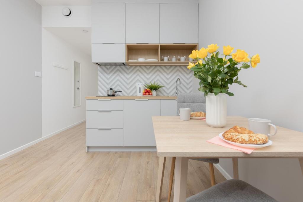Metro Bielany Apartments with Parking by Noclegi Renters - Studio