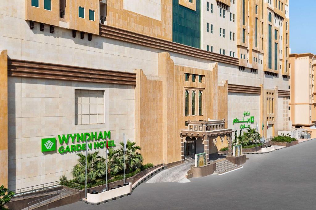 una representación de un edificio con una señal en él en Wyndham Garden Dammam en Dammam