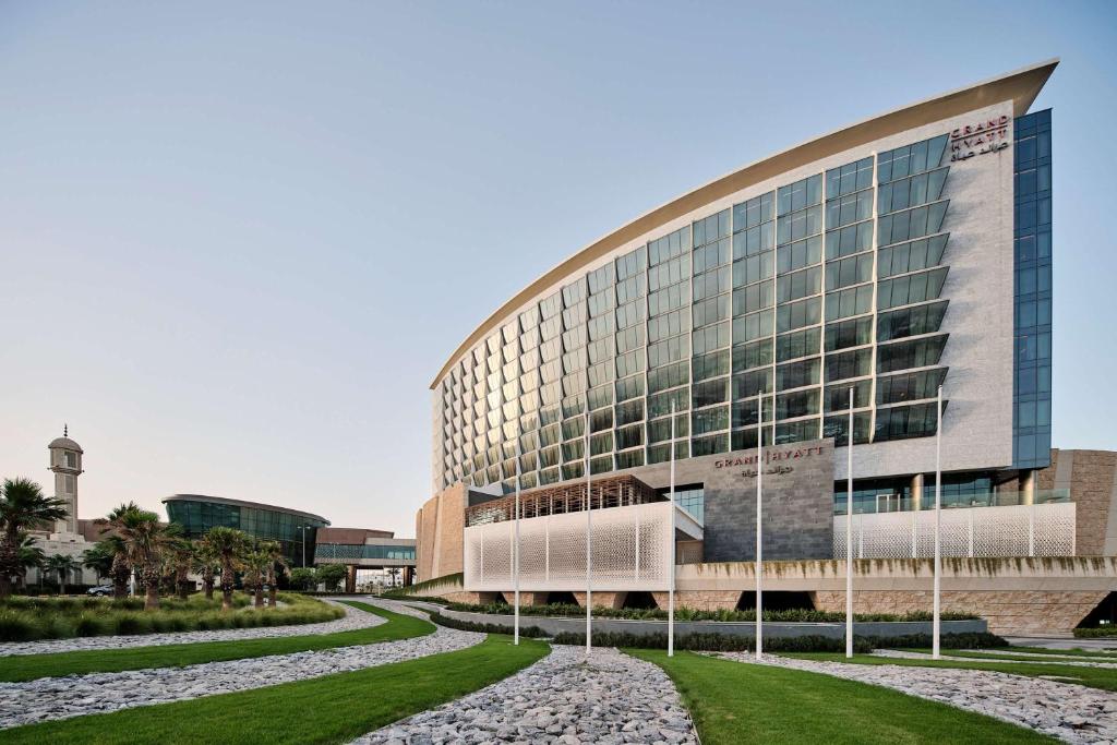 un gran edificio con una carretera delante en Grand Hyatt Kuwait, en Kuwait
