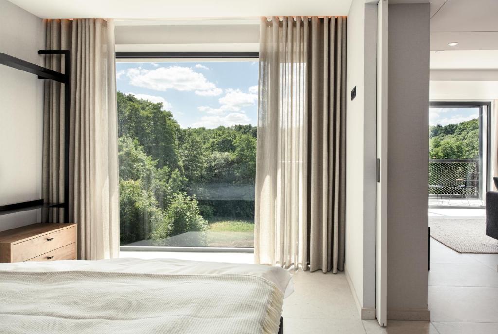 Postel nebo postele na pokoji v ubytování Hotel VierJahreszeiten am Seilersee
