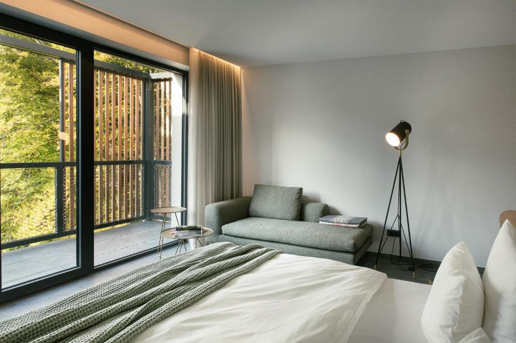 Postel nebo postele na pokoji v ubytování Hotel VierJahreszeiten am Seilersee