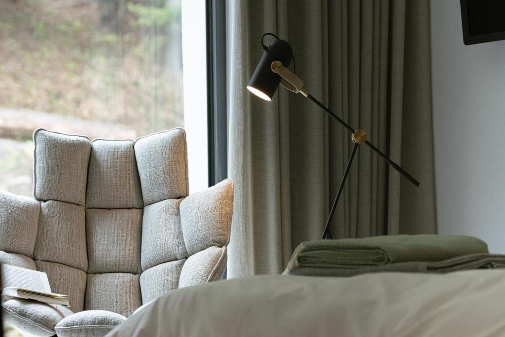 Postel nebo postele na pokoji v ubytování Hotel VierJahreszeiten am Seilersee
