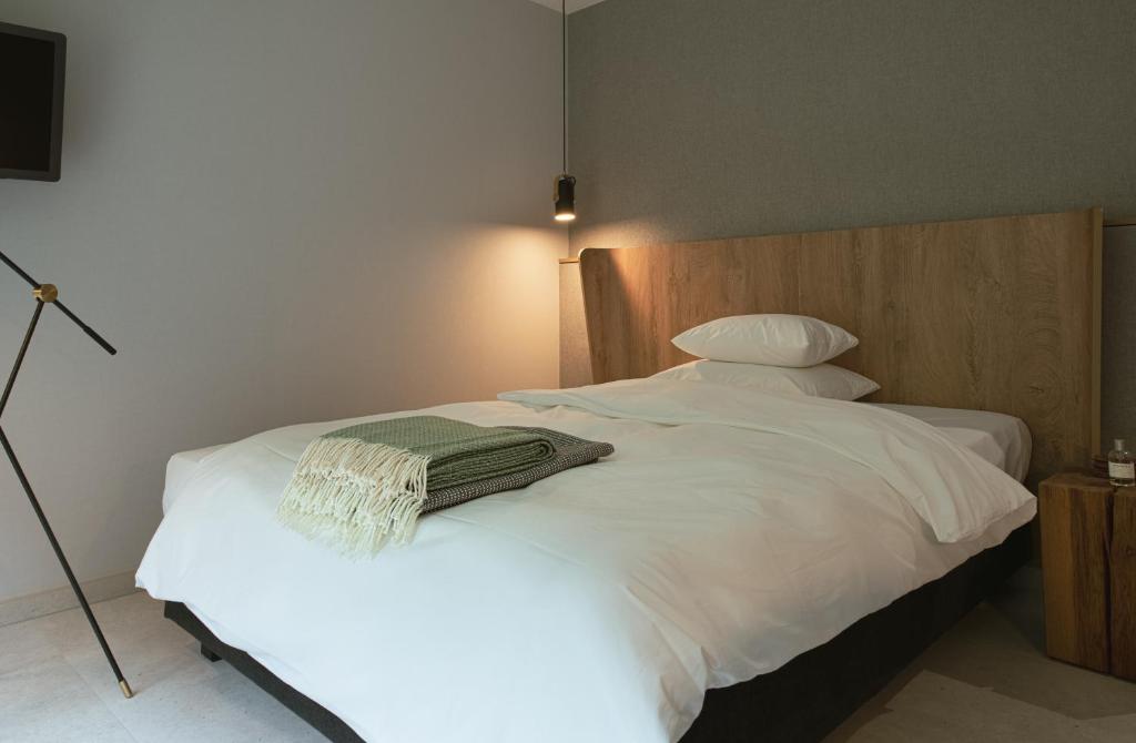 Postel nebo postele na pokoji v ubytování Hotel VierJahreszeiten am Seilersee