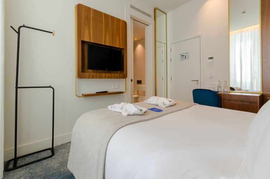 
Small Double or Twin Room with City View
