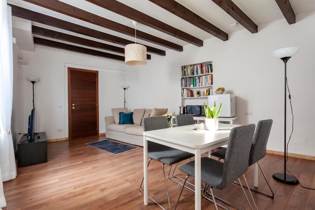 een woonkamer met een witte tafel en stoelen bij A central quiet place in Verbania in Verbania