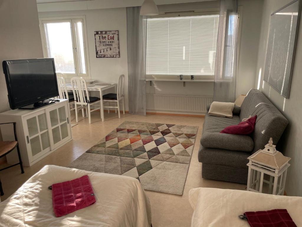 sala de estar con sofá y TV en Style Studio in Tornio, en Tornio