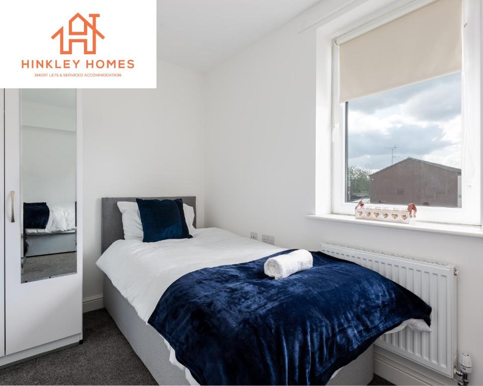 una camera con letto e finestra di 5 Beds - Free Gated Parking - City Centre - By Hinkley Homes Short Lets & Serviced Accommodation a Liverpool