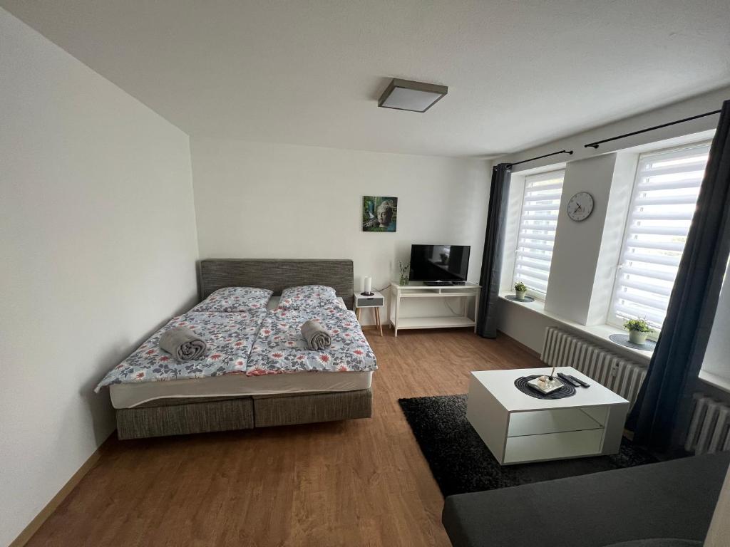 Un dormitorio con una cama y una mesa. en FW am Park 1, en Holzminden