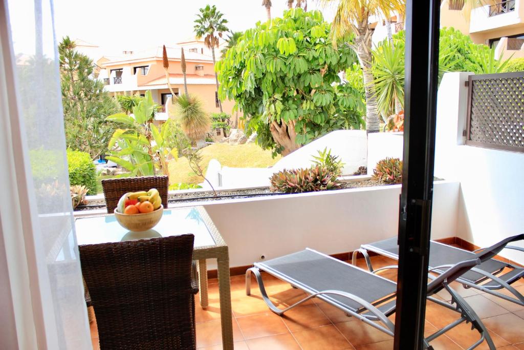 einen Balkon mit einem Tisch und einer Obstschale darauf in der Unterkunft Comfortable home with garden view in San Miguel de Abona