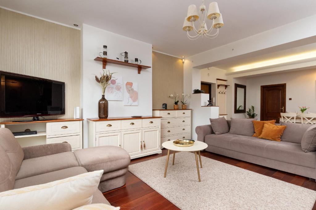 Posedenie v ubytovaní Gdynia Centrum Wyjątkowy Apartament przy Promenadzie z Balkonem by Noclegi Renters