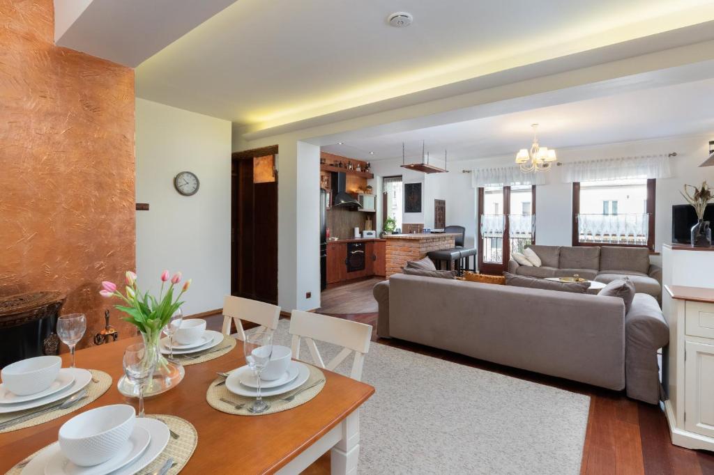 Posedenie v ubytovaní Gdynia Centrum Wyjątkowy Apartament przy Promenadzie z Balkonem by Noclegi Renters