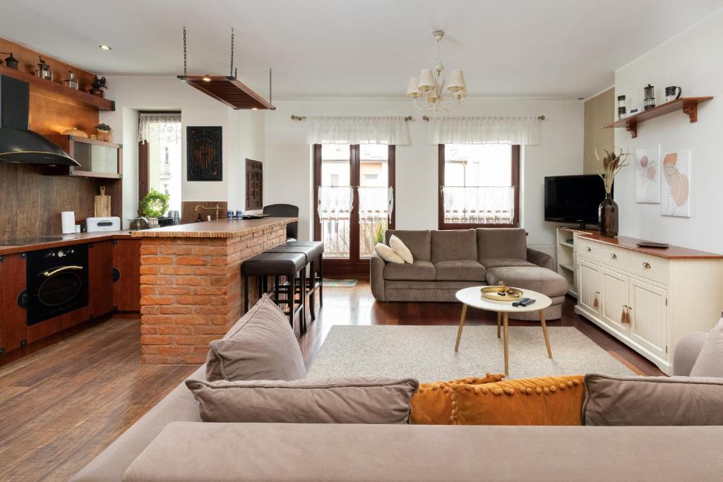 Televízia a/alebo spoločenská miestnosť v ubytovaní Gdynia Centrum Wyjątkowy Apartament przy Promenadzie z Balkonem by Noclegi Renters