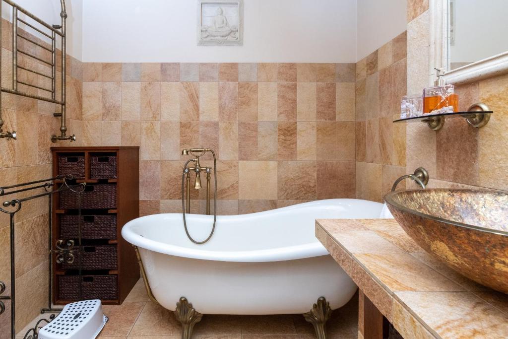 Kúpeľňa v ubytovaní Gdynia Centrum Wyjątkowy Apartament przy Promenadzie z Balkonem by Noclegi Renters