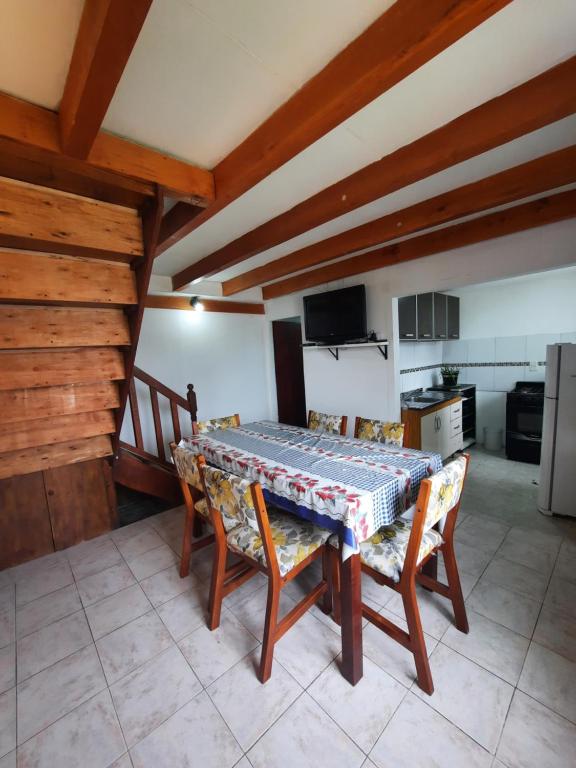 uma sala de jantar com uma mesa e cadeiras numa cozinha em El Balcon em Ushuaia