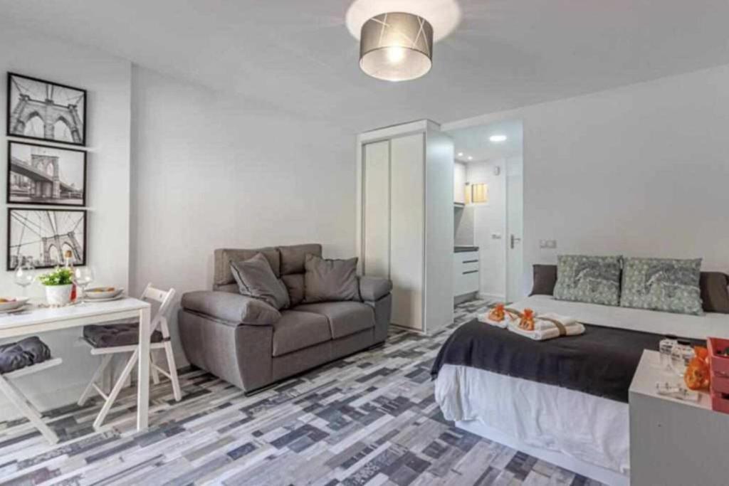 Posezení v ubytování 797 Holiday Rentals - Moderno estudio en Iris para 2 con piscinas