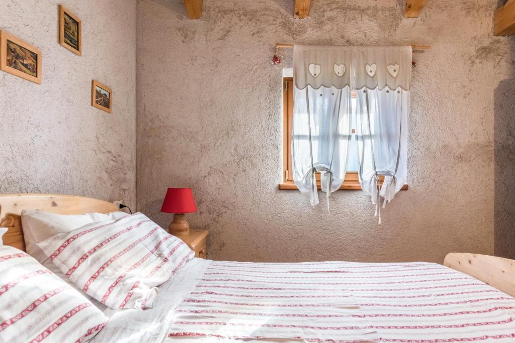 Łóżko lub łóżka w pokoju w obiekcie Baita Al Rossat