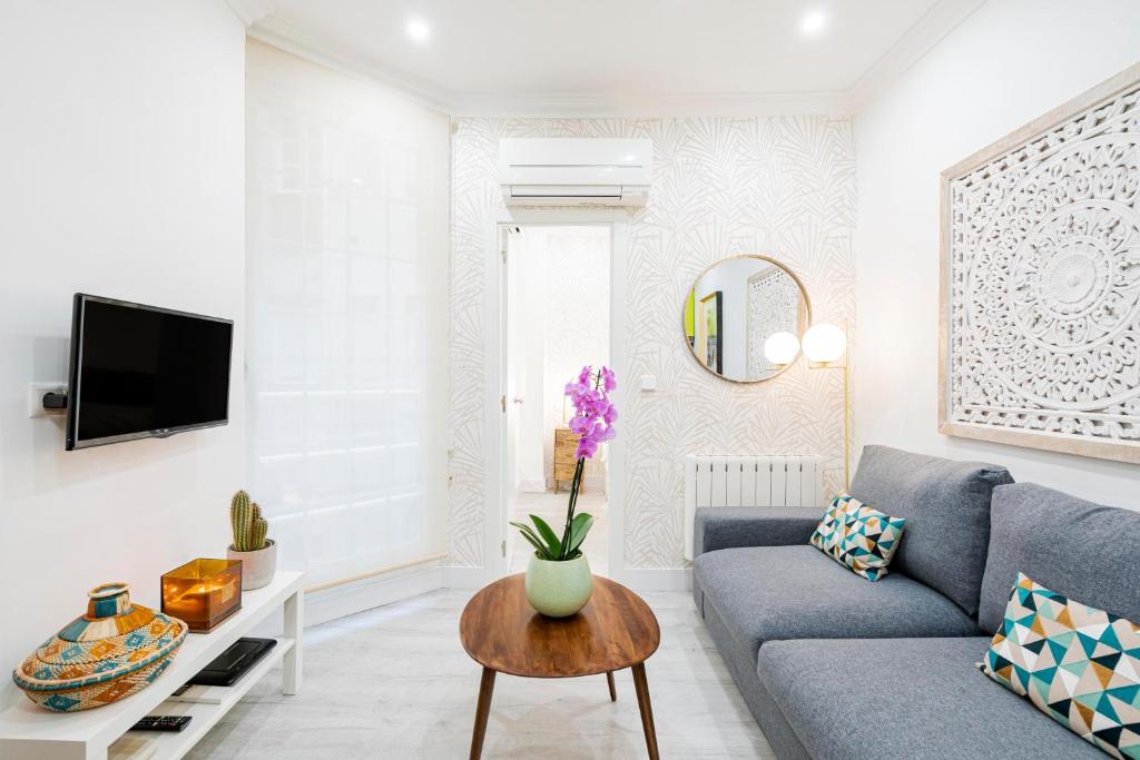A television and/or entertainment centre at For You Rentals Glorieta de Bilbao apartment TEMPORAL EGU4