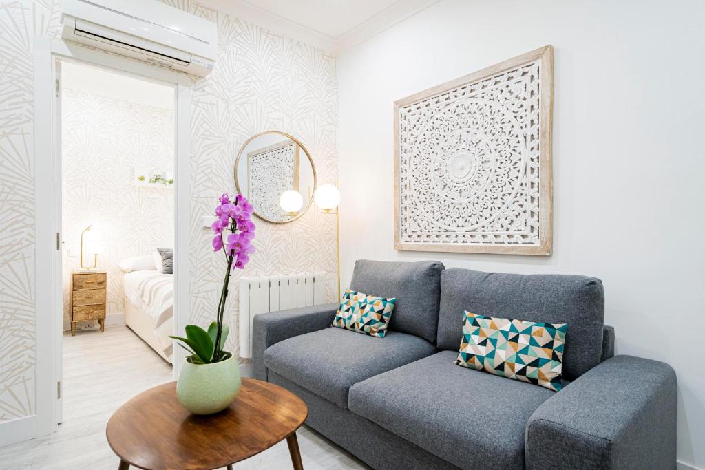 A seating area at For You Rentals Glorieta de Bilbao apartment TEMPORAL EGU4