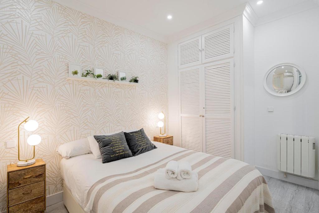 A bed or beds in a room at For You Rentals Glorieta de Bilbao apartment TEMPORAL EGU4