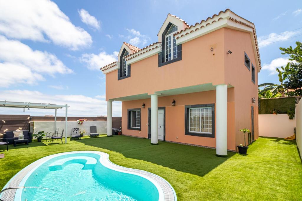 a house with a swimming pool in front of it at Villa Samperez Piscina Jardin 5 Dormitorios 12 Personas in Las Palmas de Gran Canaria