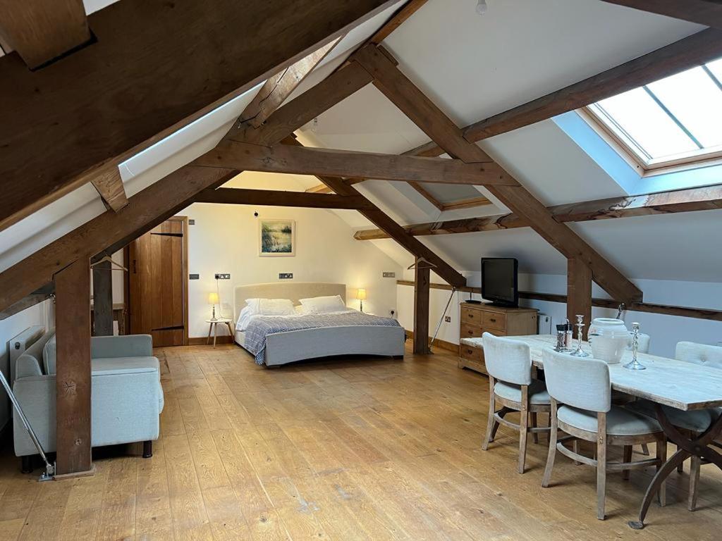 The Old Stable - Flat 1 في ويدبريدج: غرفة نوم بسرير وطاولة وكراسي
