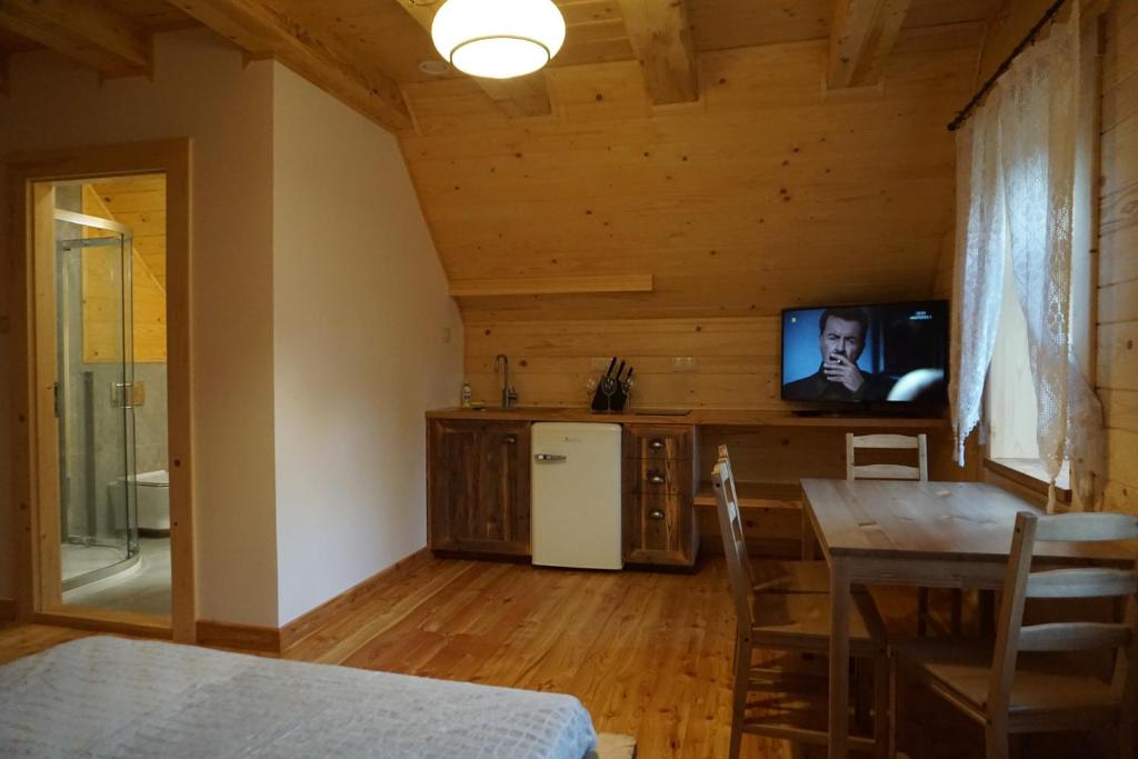 Televízia a/alebo spoločenská miestnosť v ubytovaní Organistówka