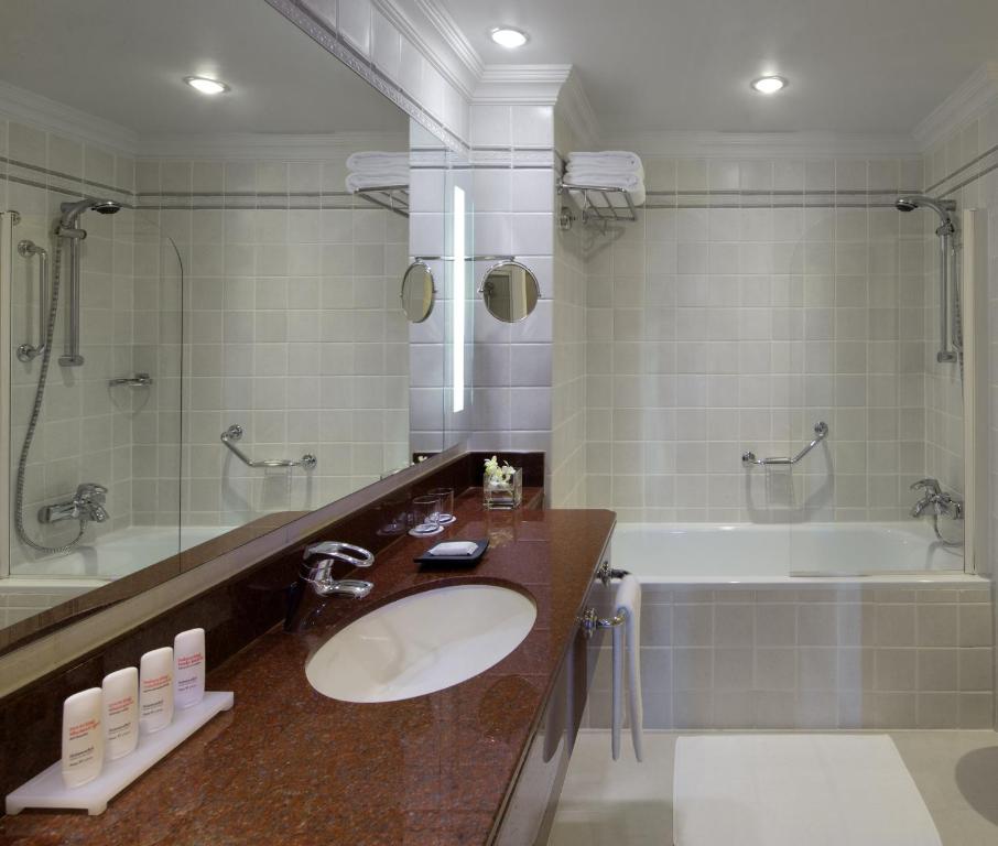 bagno con lavandino e vasca di Radisson Blu Hotel, Muscat a Mascate