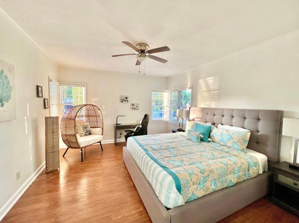 1 dormitorio con 1 cama y ventilador de techo en Crest Lake Beach House, en Clearwater