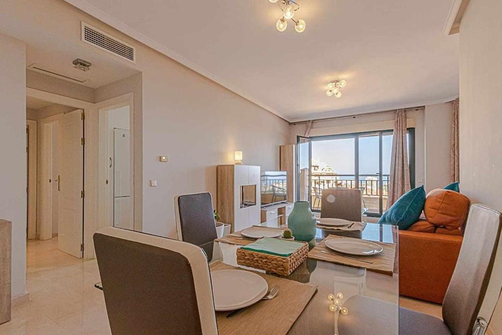 salon ze stołem i jadalnią w obiekcie 797 HOLIDAY RENTALS - Moderno Piso para 5 con hermosas vistas w mieście Benalmádena