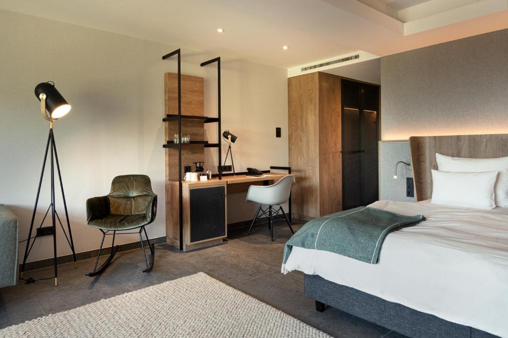 Postel nebo postele na pokoji v ubytování Hotel VierJahreszeiten am Seilersee