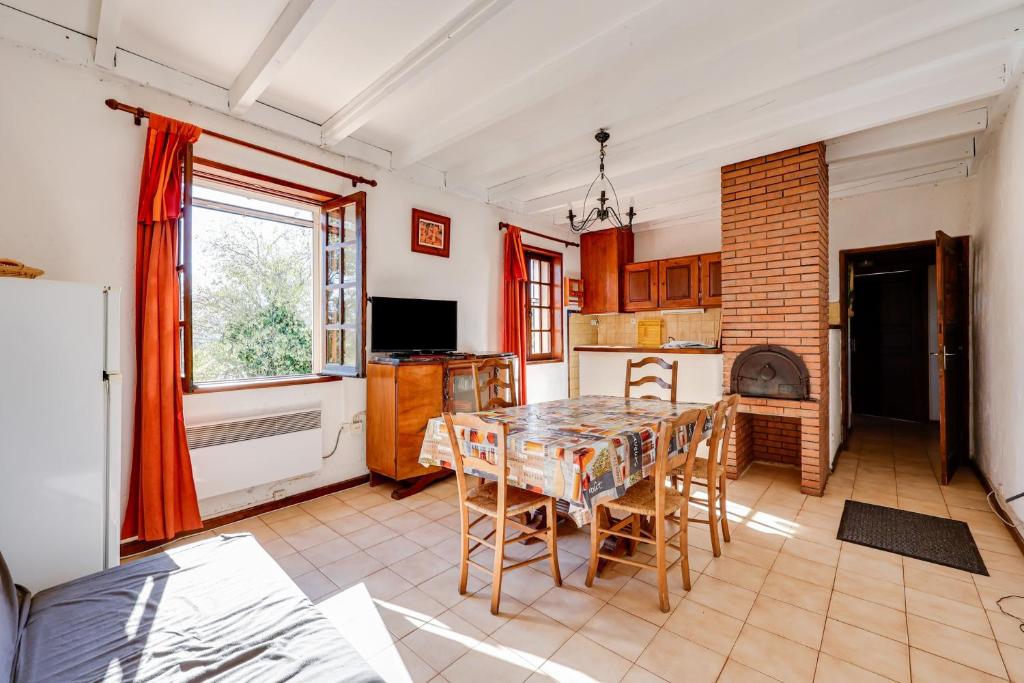 a kitchen with a table and chairs in a room at Maison de 3 chambres avec piscine partagee et wifi a Lagrasse in Lagrasse