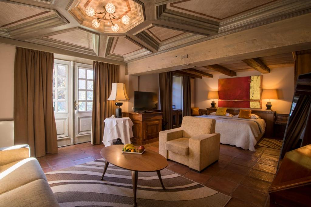 Postel nebo postele na pokoji v ubytování Hôtel le Moulin