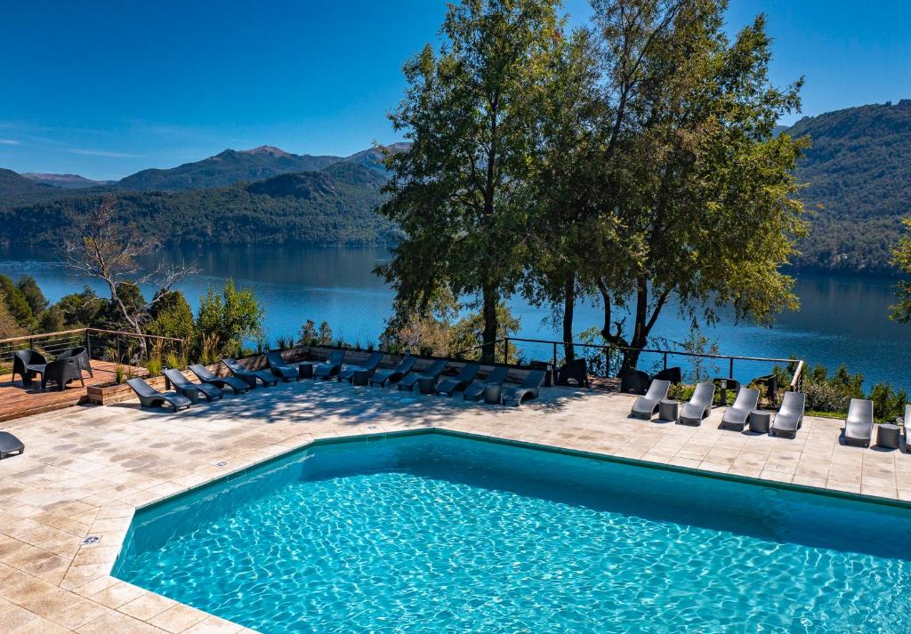 una piscina con vista sul lago di Paihuen - Resort De Montaña a San Martín de los Andes