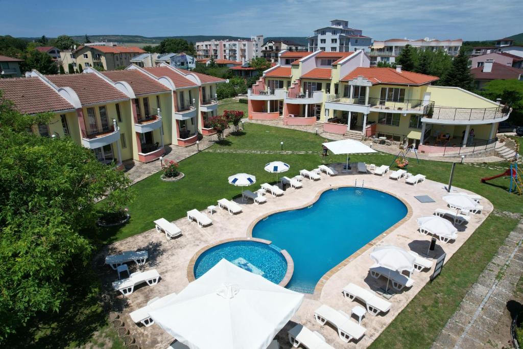 una vista aérea de un complejo con piscina en Villa Valentina en Kranevo