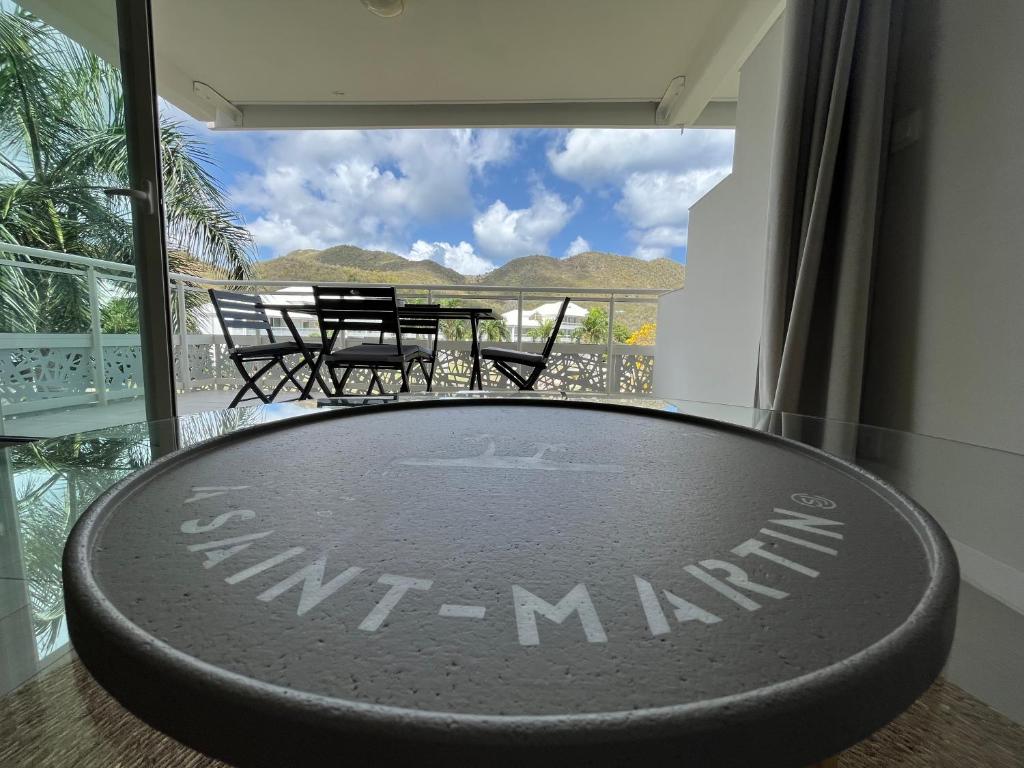a round table with the words miamiamine on it in front of a room at La vie est belle à Saint Martin in Anse Marcel 