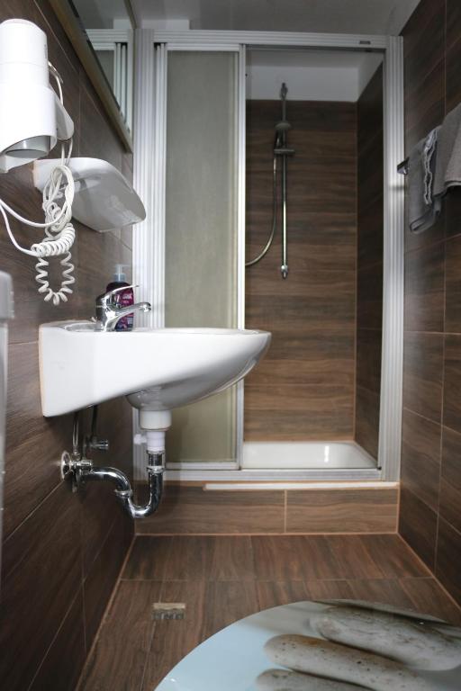 デュッセルドルフにあるHotel Berliner Hofの洗面台とシャワー付きのバスルーム