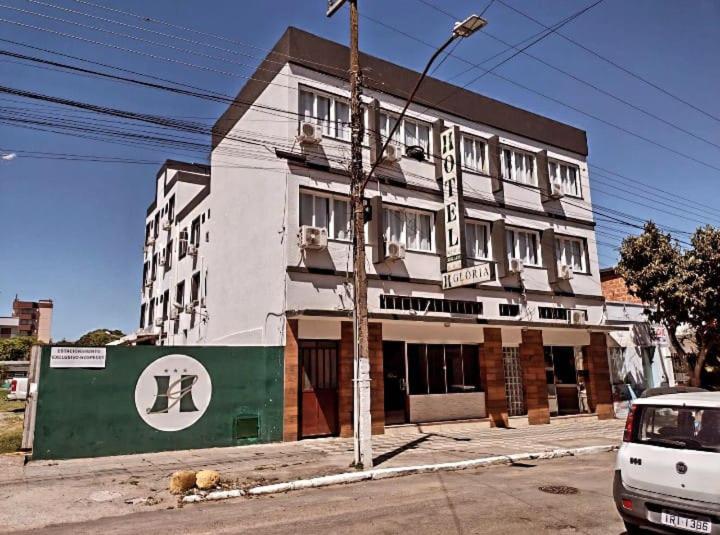 a building on the corner of a street at Hotel Glória in São Gabriel