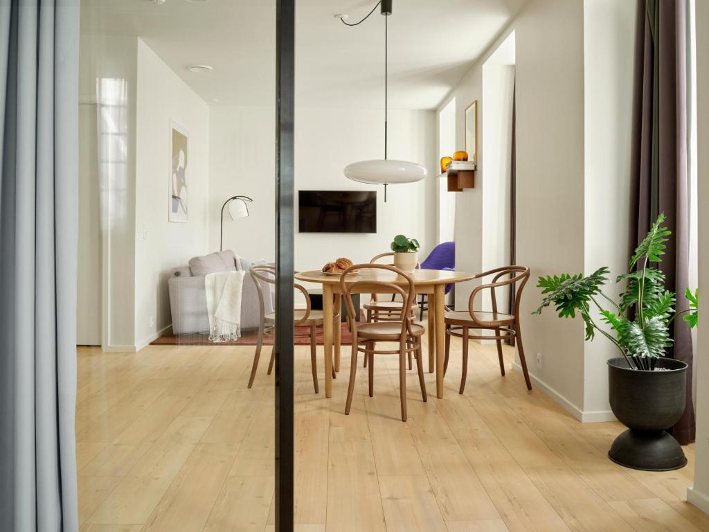 TV a/nebo společenská místnost v ubytování Apēron Apartment Hotel