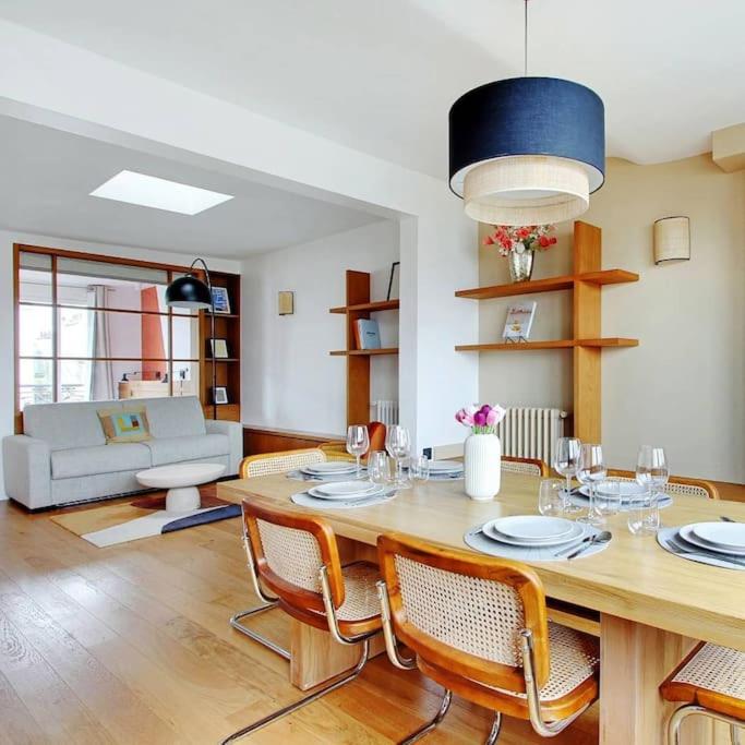 un salon avec une table avec des chaises et un canapé dans l'établissement Amazing apartments in Châtelet - Rivoli, à Paris