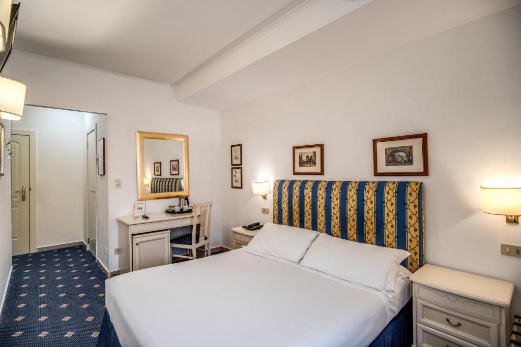 Postel nebo postele na pokoji v ubytování Hotel Napoleon