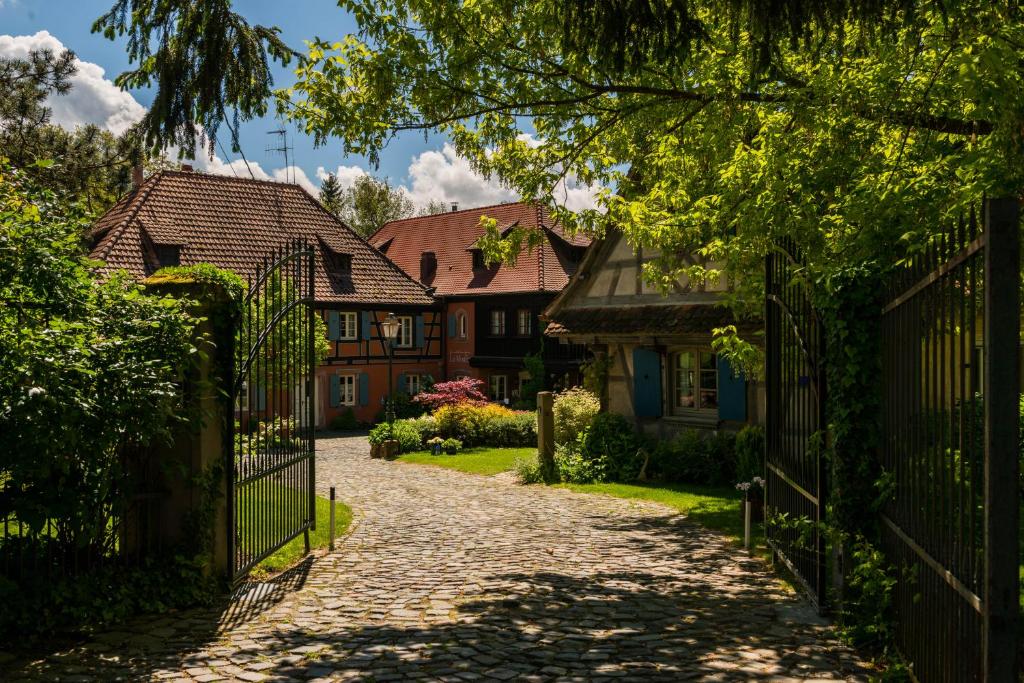 una entrada que conduce a una casa con una puerta en Hôtel le Moulin en Gundershoffen