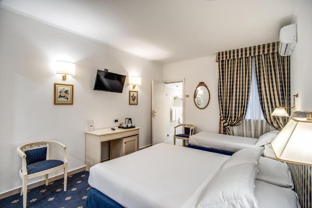 Postel nebo postele na pokoji v ubytování Hotel Napoleon