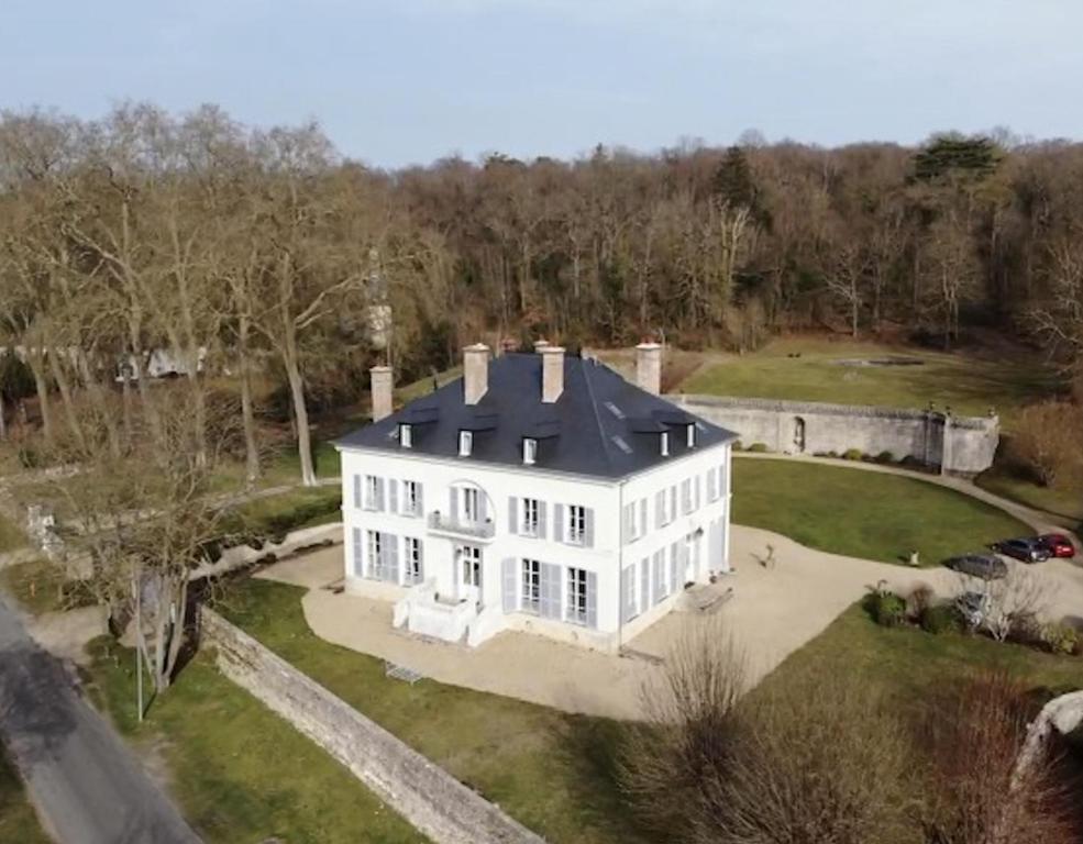 - une vue aérienne sur une grande maison blanche dans l'établissement La Grande Maison, à Seine-Port