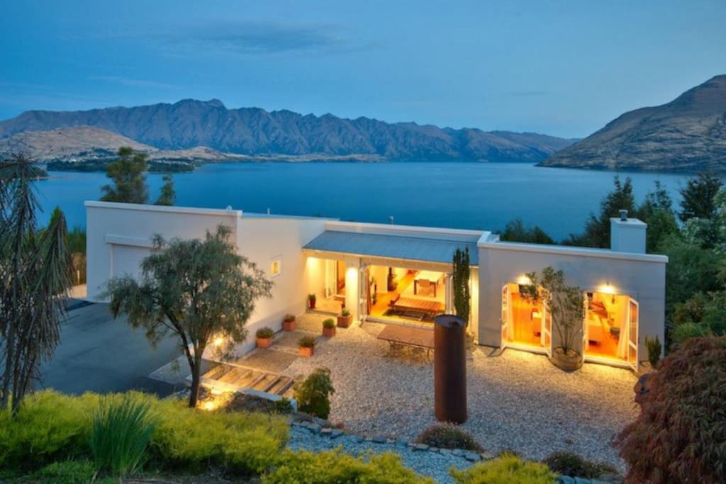 皇后鎮的住宿－Matau Crest - Luxury Retreat，湖景度假屋
