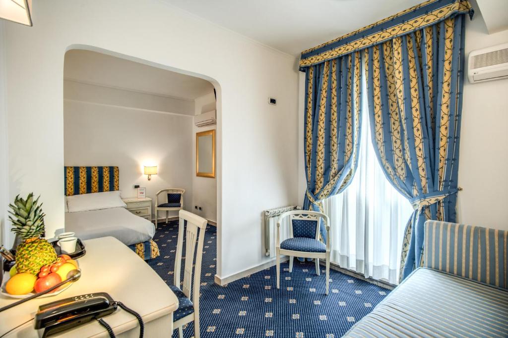 Postel nebo postele na pokoji v ubytování Hotel Napoleon